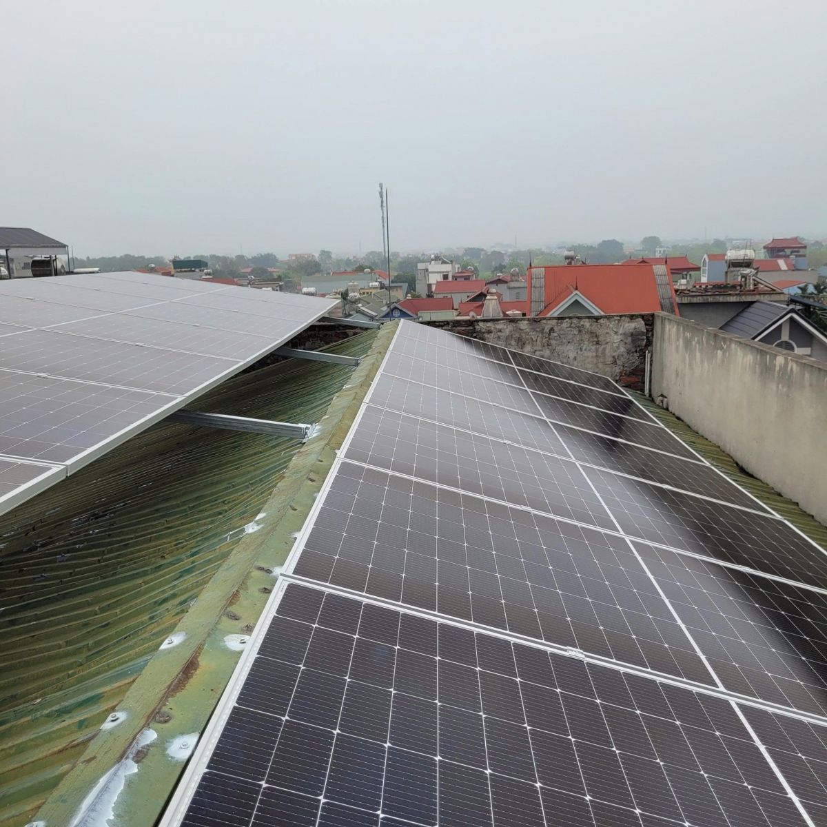 thi-cong-lap-dat-dien-nang-luong-mat-troi-tai-ha-noi-gia-tot-nhat